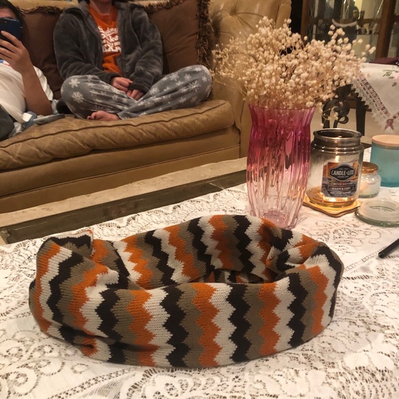 🏷️CHEVRON INFINITY SCARF - Picture 1 of 5